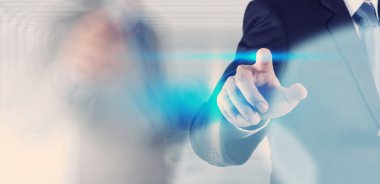 sanal ekran üzerinde kişi ile iş adamı el basarak düğmesi