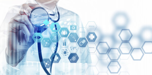 Двойное воздействие смарт-врача, работающего с оператором
