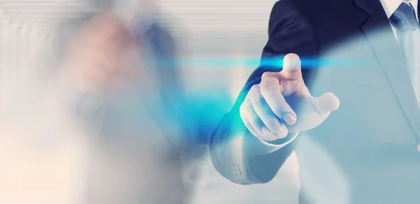 Натискання кнопки руки бізнесмена з контактом на віртуальних екранах — стокове фото