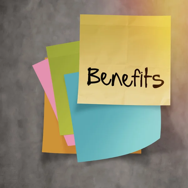 "benefits" text on sticky note paper on wall texture — Stock Photo, Image