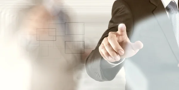 仮想画面上の接触のビジネスマンの手を押してボタン — ストック写真