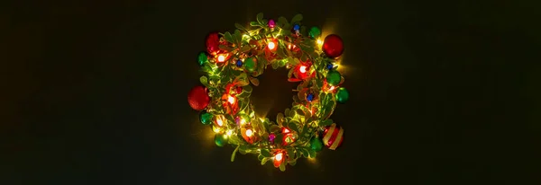 Top View Festive Christmas Wreath Baubles Dark Background — Stock Photo, Image