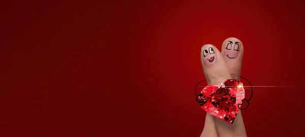 Das Glückliche Finger Paar Verliebt Lackierten Smiley Und Hält Diamantring — Stockfoto