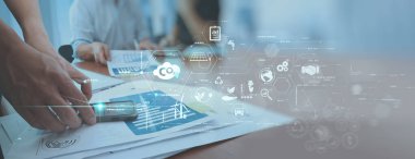 İş adamı zeka ekibi küresel ısınmayı sınırlamak için CO2 emisyonlarını azaltmak için sanal modern akıllı telefon üzerinde çalışıyor. Sürdürülebilir kalkınma ve yeşil iş konsepti.