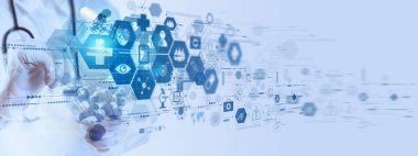 Modern VR bilgisayarını kullanan tıp doktoru, hastaların sanal elektronik tıbbi kayıtlarını arayüzde teşhis etti. Modern sanal ekranda dijital sağlık ve ağ, 3D DNA molekül teknolojisi ve gelecekteki konsept.