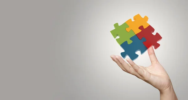 Hand Showing Puzzle Concept — Stock Photo, Image