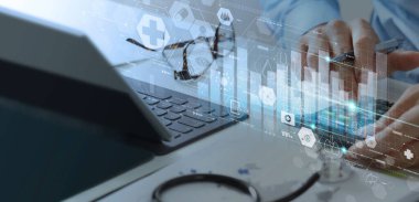 Sağlık ve Sağlık Sigortası Sanal Grafik Verileri ve Tıbbi Mali ve Doktorla Büyüme Hesap makinesi ve bilgisayar tableti teknolojisi üzerinde tıbbi rapor ağı bağlantısını analiz ediyor.
