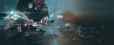 Sanal modern tablet bilgisayarda çalışan işadamı, küresel ısınmayı sınırlamak için CO2 emisyonlarındaki karbon ayak izi iklim değişikliğini azaltmaya çalışıyor. Sürdürülebilir kalkınma ve yeşil iş konsepti.