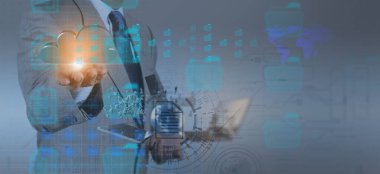 İş adamı Cloud Computing yeni bilgisayar arayüzü diyagramında bilgi ve kurumsal dosyaları, modern bilgisayar bilişim danışmanı tarafından oluşturulan belge yönetim sistemi veya DMS kurulumu arıyor