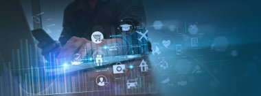 Modern bilgisayar ve akıllı telefon ile çalışan işadamı araba, seyahat, aile ve hayat, finans ve sağlık sigortası için hayati yenilik sigortası gösteriyor. Sigorta konsepti.