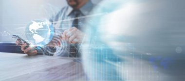 Mobil akıllı telefon kullanan bir iş adamı. Sanal küresel ağ bağlantısı yatırımcısı ve teknoloji ve dijital pazarlama. Finansal ve finansal. Ticaretin satış veri alışverişi belgesi geliştiren müşteri. 