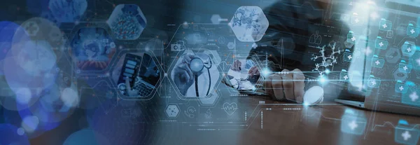 医学博士采用现代Vr计算机在界面上对病人进行虚拟电子病历诊断 现代虚拟仪器上的数字保健和网络 Dna分子技术和未来学概念 — 图库照片