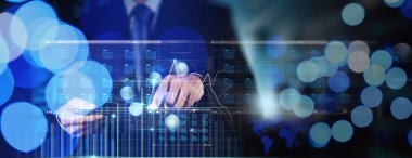Modern bilgisayar sanal gösterge paneli ile çalışan işadamı finans satış verilerini ve ekonomik büyüme grafiklerini analiz ediyor ve zincir teknolojisini engelliyor.