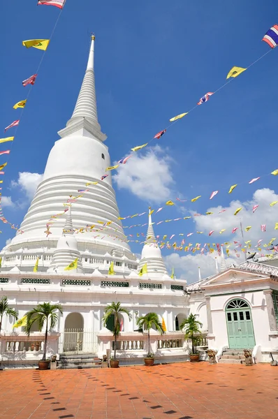 Pagode bianche con bandiere — Foto Stock