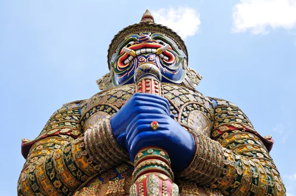 A estátua gigante em Wat Phra Kaew em Bangkok, Tailândia — Fotografia de Stock