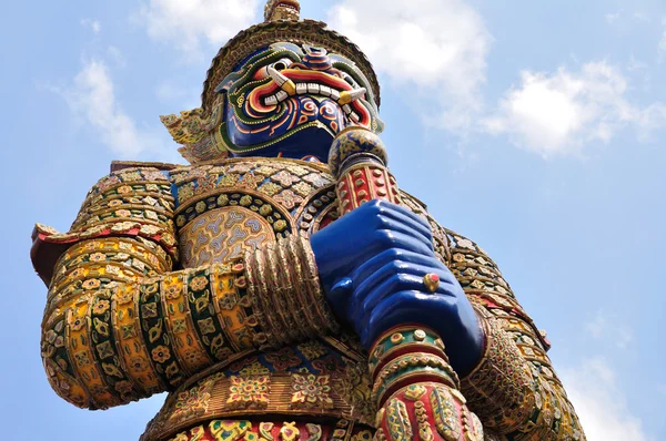 A estátua gigante em Wat Phra Kaew em Bangkok, Tailândia — Fotografia de Stock