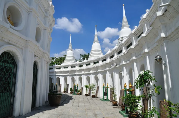 Paseo alrededor de pagodas blancas —  Fotos de Stock