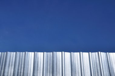 Mavi gökyüzü ile oluklu demir levha