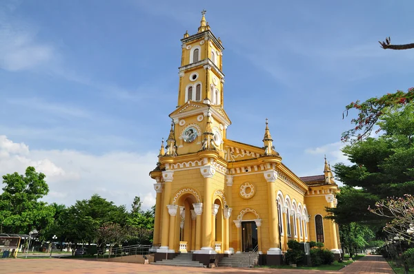 Жовтий церкви в Ayutthaya, Таїланд — стокове фото