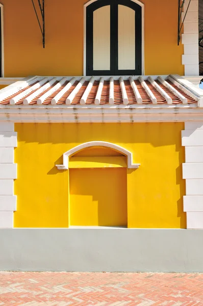 Quadro de tijolo branco com parede amarela estilo europeu — Fotografia de Stock