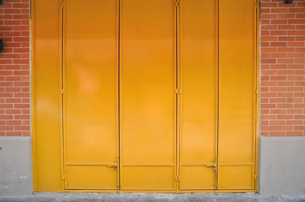 Yellow iron gate closed for backdrop — Stock Photo, Image