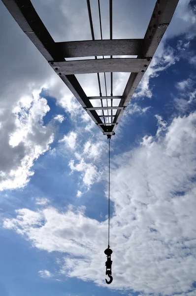 Crain con gancio pendolo in ferro con cielo blu — Foto Stock