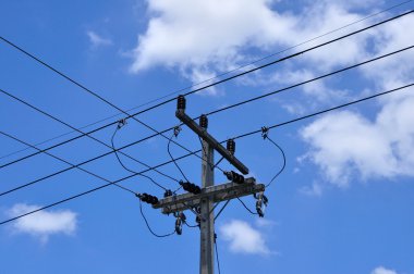 elektrik direği ve kablolar