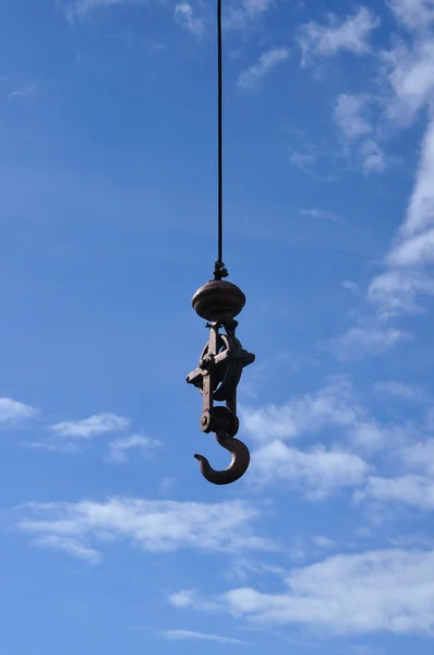 Eisen-Pendelhaken mit blauem Himmel — Stockfoto