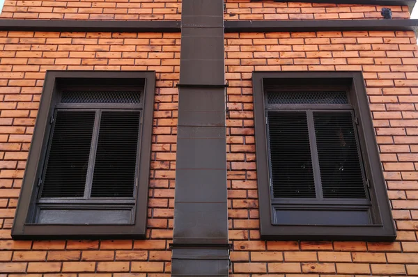 Červená cihlová zeď s klasickým windows, evropský styl — Stock fotografie