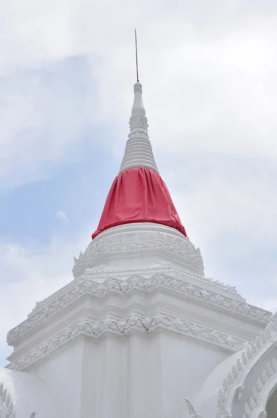 Pagode thaïlandaise blanche à Nonthaburi, Thaïlande — Photo