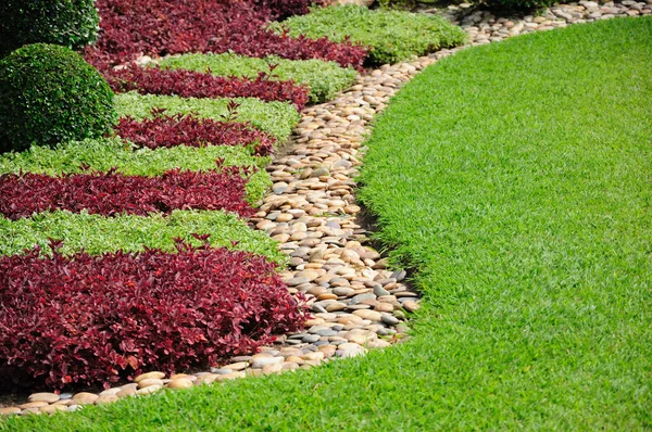 Patio y jardín paisajístico Un hermoso jardín y gard — Foto de Stock