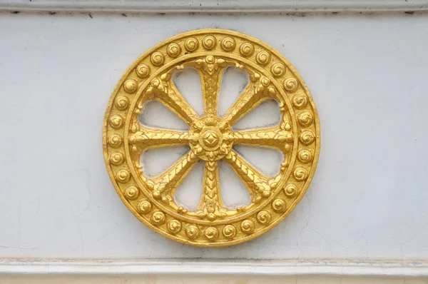Wheel of law, Dharma on the wall — Stock Photo, Image