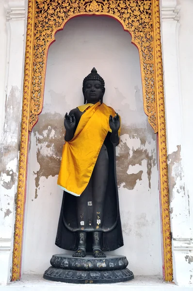 Estátua de pé de Buda Negro, Tailândia — Fotografia de Stock