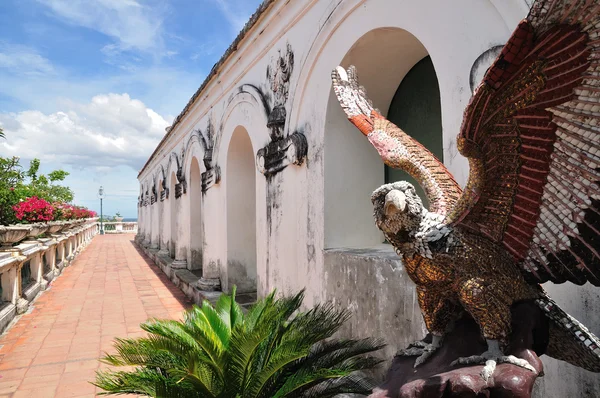 Chodník ve starém paláci s orlí socha — Stock fotografie