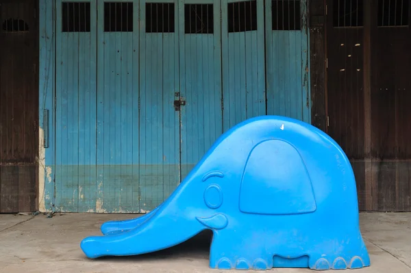 Голубая дверь с детской современной игрушкой — стоковое фото