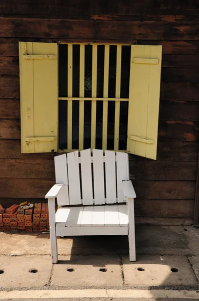 窓の前の椅子 — ストック写真