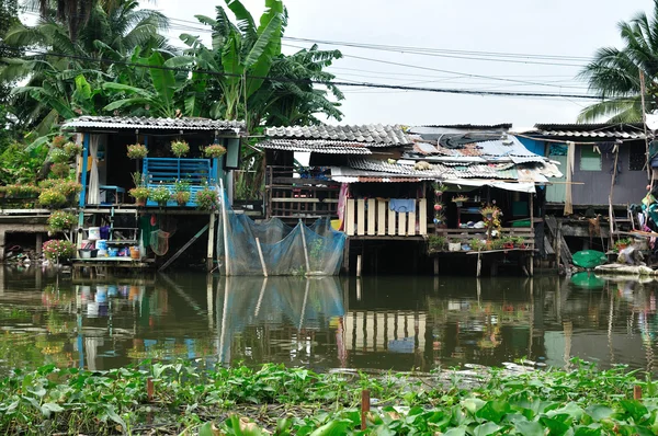 Casas de favelas perto do canal — Fotografia de Stock