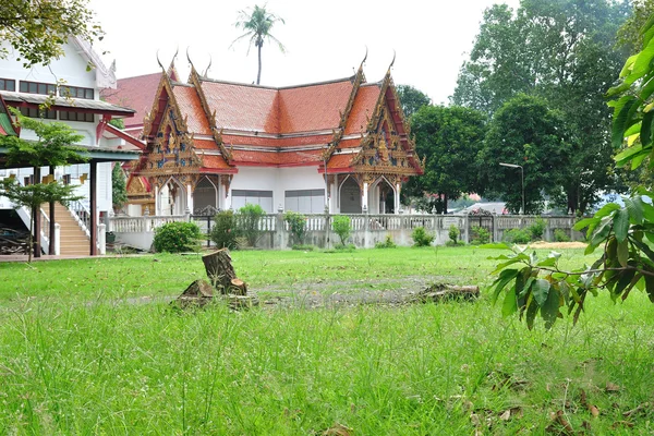 Thailändska lokala tempel och grön gård — Stockfoto