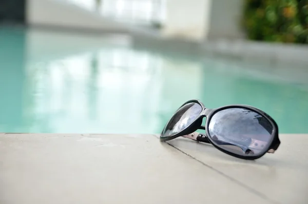 Occhiali da sole a bordo piscina — Foto Stock