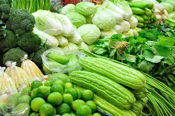 Molti tipi di verdure fresche da vendere sul mercato — Foto Stock
