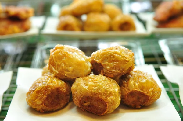 Comida frita tailandesa, frango frito, camarão, rolo de caranguejo — Fotografia de Stock