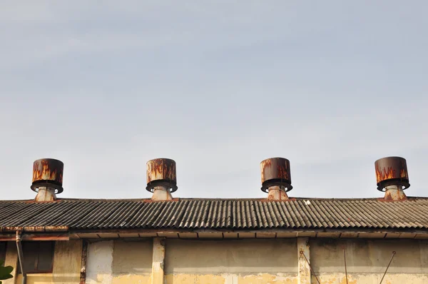 Αρχαία σήραγγα την οροφή του εργοστασίου — Φωτογραφία Αρχείου