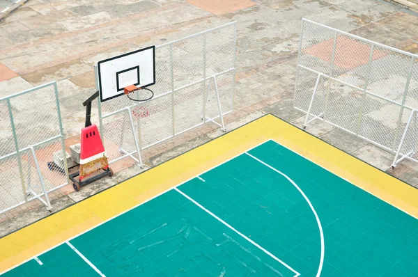 Canasta cancha al aire libre, baloncesto callejero — Foto de Stock