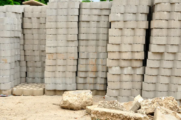 Grămezi de cărămizi și pietriș într-un șantier de construcții — Fotografie, imagine de stoc