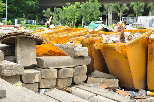 Spazzatura piena da tutti i bidoni vicino al cantiere — Foto Stock