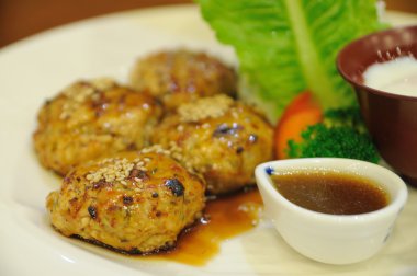 Japon yemekleri, sebze ve yumurta ile kavrulmuş tavuk küpleri.