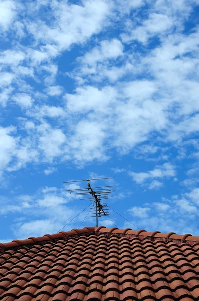 Röda tak med himmel och moln — Stockfoto