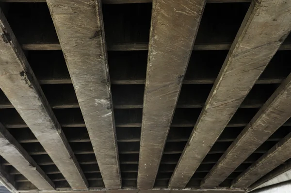 Stedelijke weergave: onder betonnen brug — Stockfoto