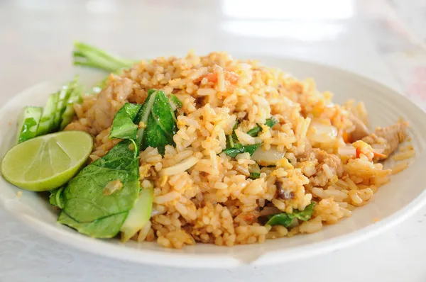 Comida tailandesa local, arroz frito de porco . — Fotografia de Stock