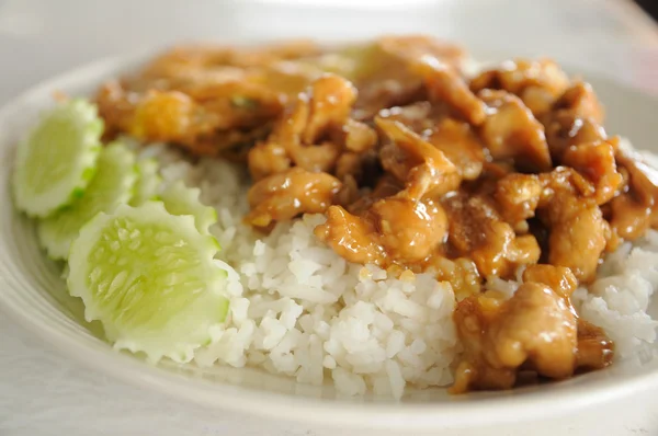 タイ料理、豚肉のニンニクとコショウでオムレツ. — ストック写真